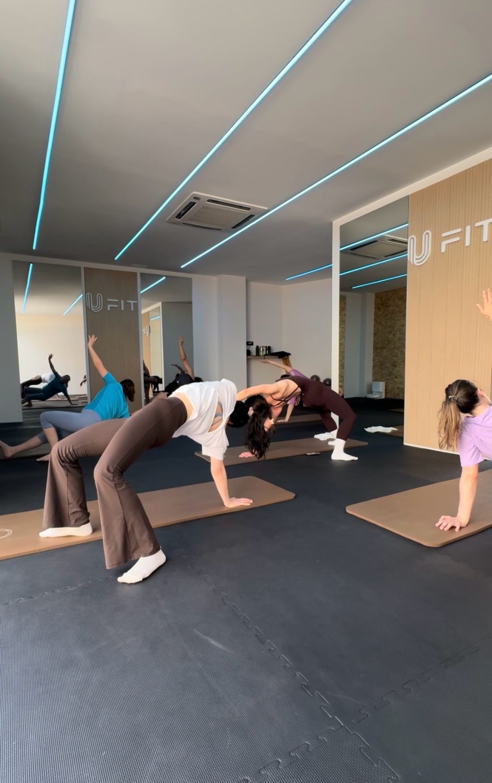 Alumnas practicando yoga en UFIT Zaragoza
