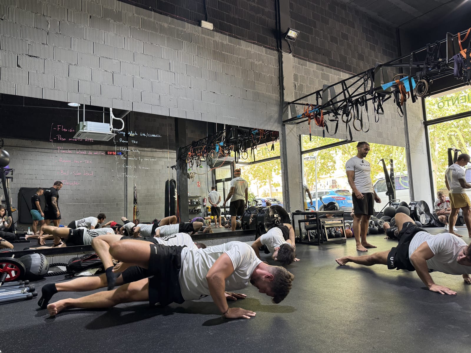 Alumnos entrenando Ground en el suelo con su propio peso corporal en UFIT