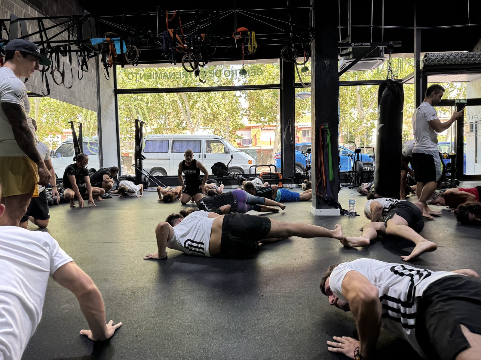 Entrenadores de UFIT guiando una clase de Ground de movilidad y fuerza