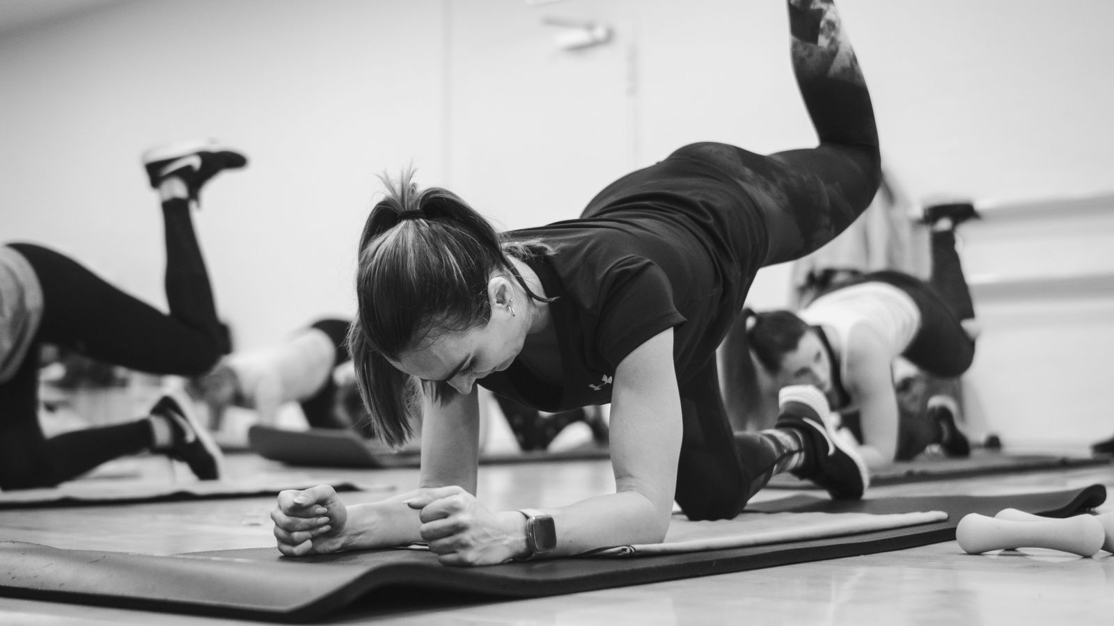 pilates-core-plancha Ejercicio de Pilates en suelo para fortalecer el core