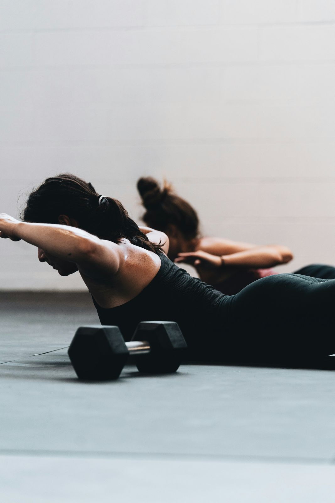 Ejercicio de Pilates en suelo para fortalecer la espalda y el core