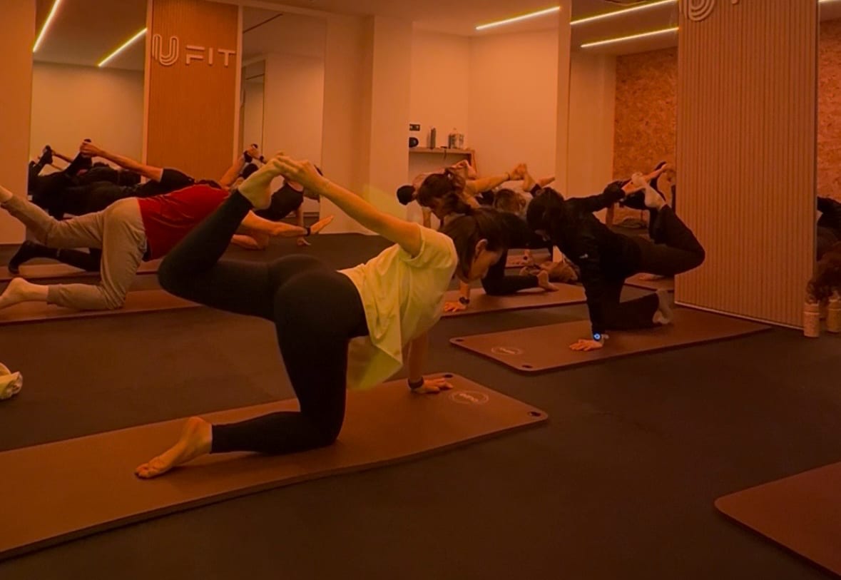 Clase de Pilates Mat en suelo en el centro UFIT de Zaragoza