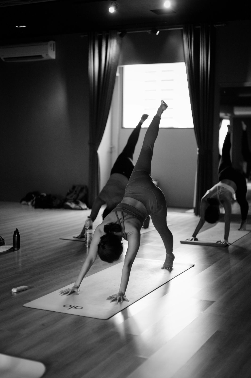 Clase de Vinyasa Yoga con posturas dinámicas