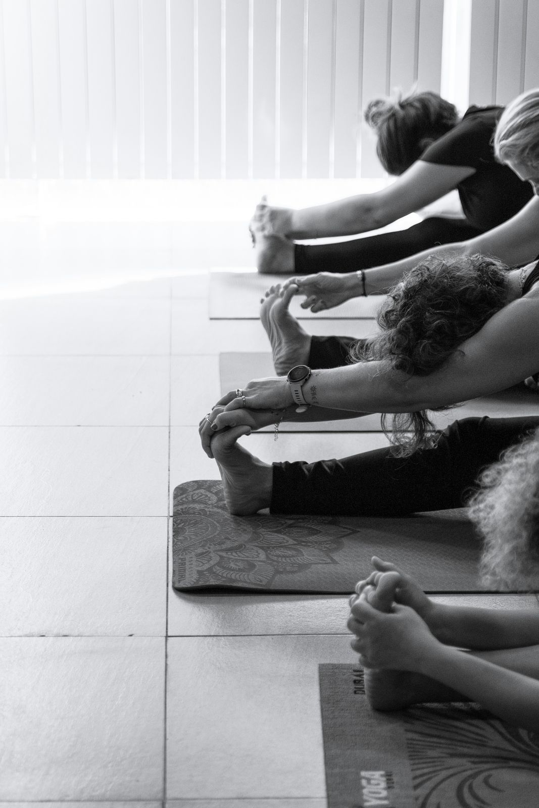 Grupo practicando estiramientos de flexibilidad en yoga