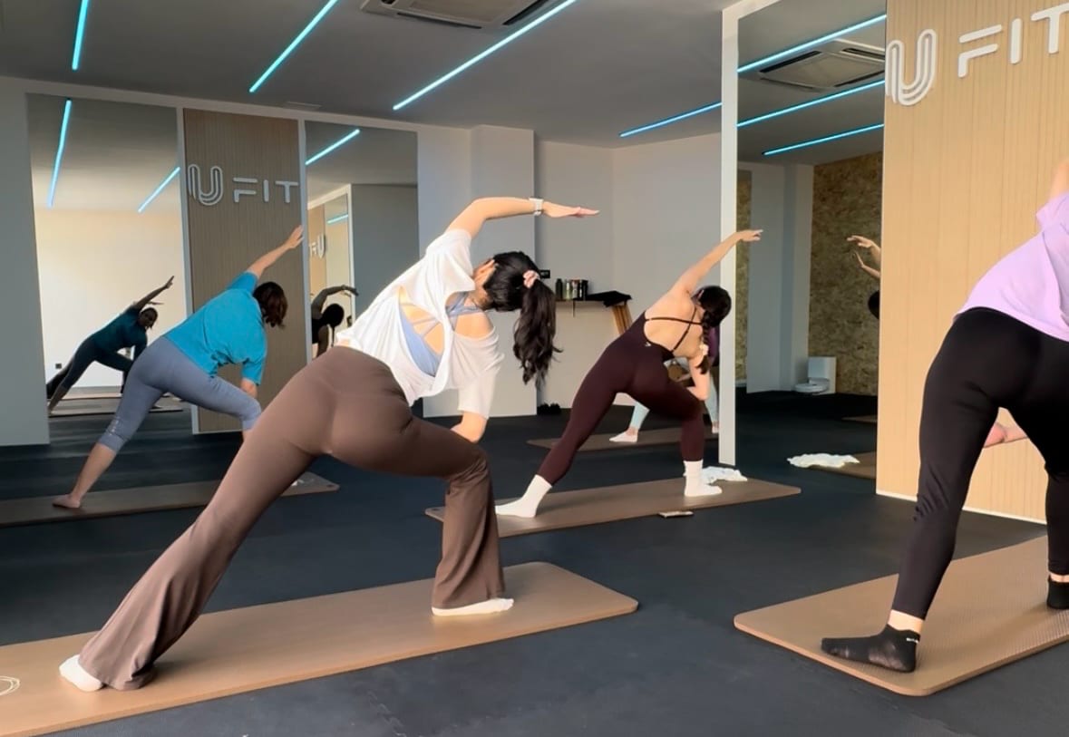 Clase de yoga en grupo en el centro UFIT de Zaragoza